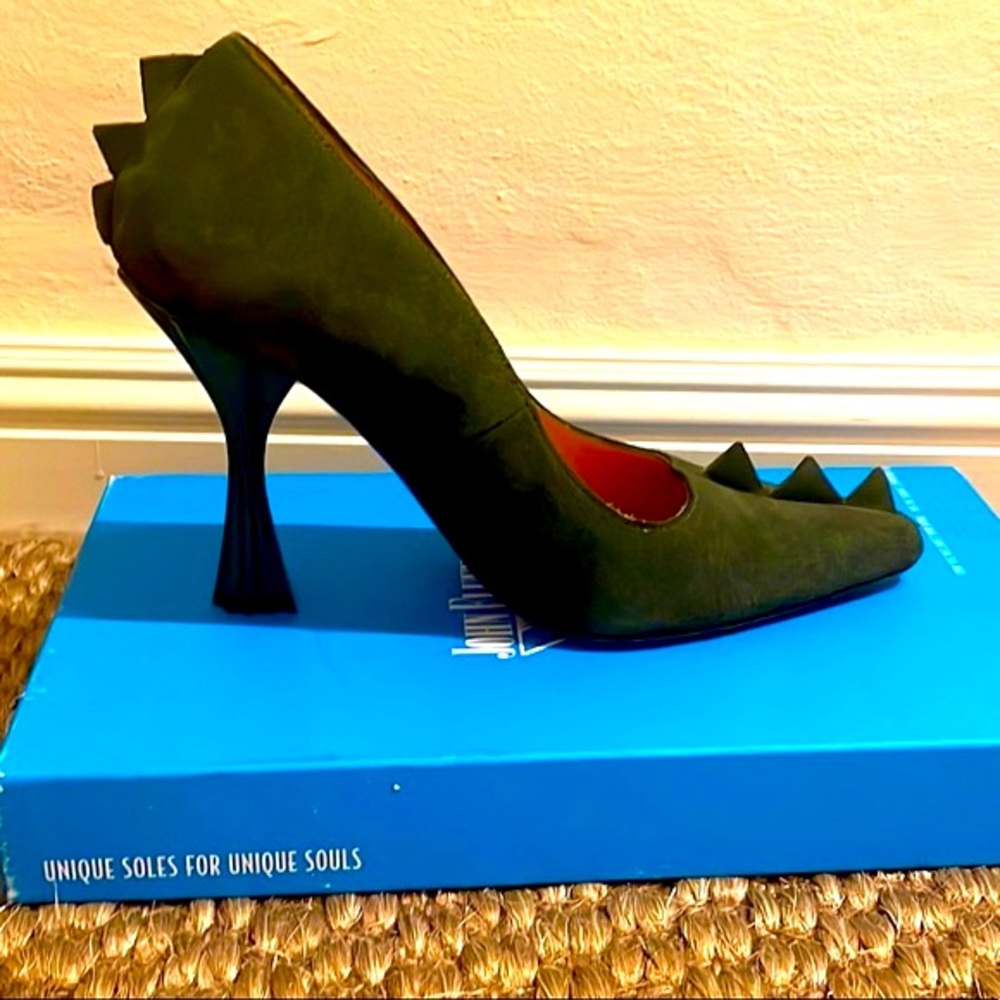 John Fluevog RARE Green Suede 👑 "Queen of the Skies" Pumps